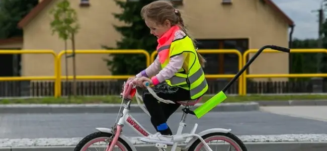 dziecko z odblaskami na rowerze