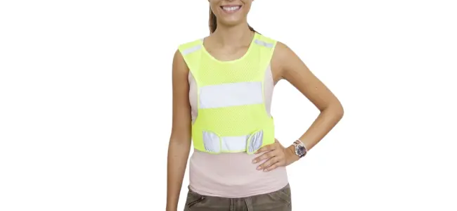 kobieta z kamizelką odblaskową